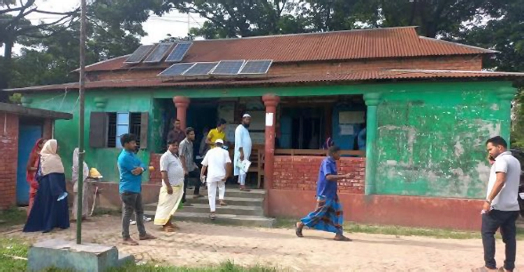 লোডশেডিংয়ে সেবা বন্ধ, চায়ের দোকানে অফিস করছেন ইউপি চেয়ারম্যান